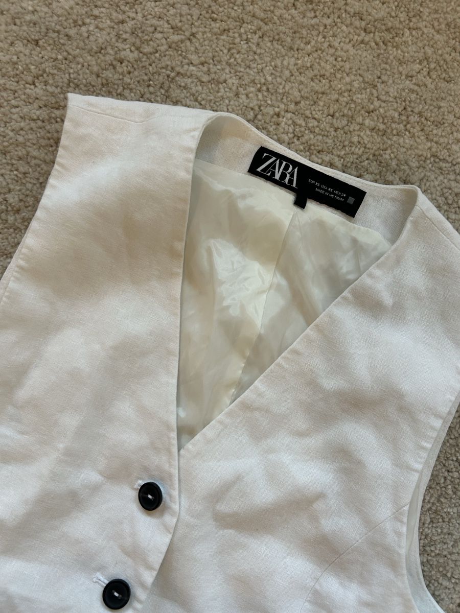 Zara Top: cute white zara button up top  – Usato da Dietlikon venduto da leaaasells 2