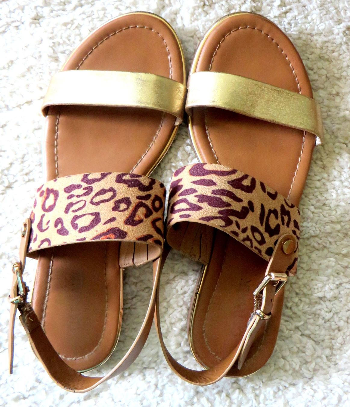 Damenschuhe: Sandale 38, flach, Leopardmuster und goldfarbig – Gebraucht aus Ebmatingen von Paradisee