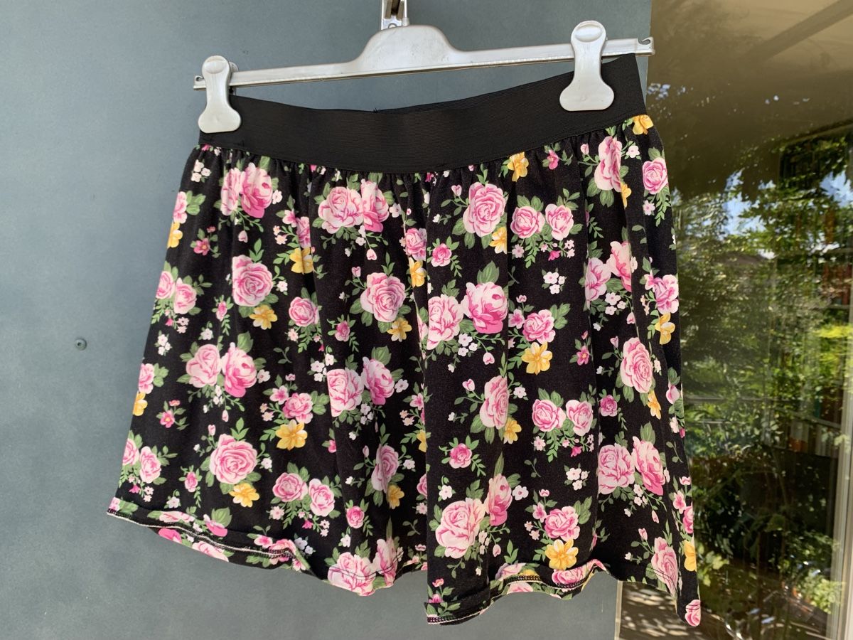 Röcke: Rock mit Rosen, Gr. M/L 😊🌞 – Gebraucht aus Egg b. Zürich von Flummi