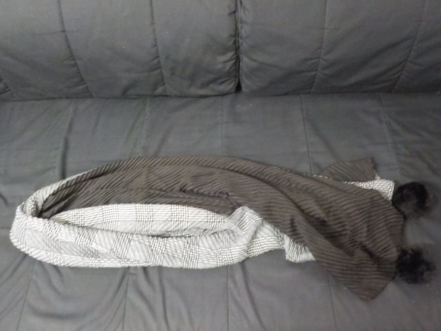 Foulard & Sciarpe: Schal, schwarz/grau/weiss mit Pompon – Nuovo (secondo la descrizione) da Muri b. Bern venduto da Silberdolphin