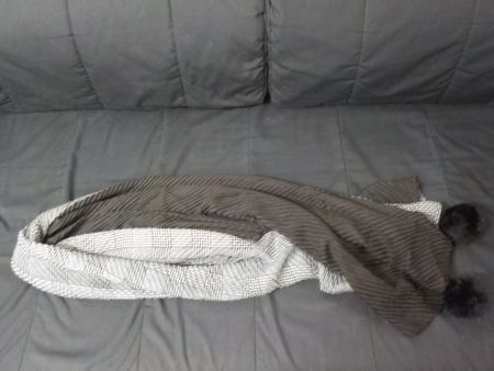 Schal, schwarz/grau/weiss mit Pompon (79)