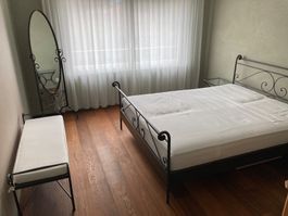 Doppelbett mit Zubehör (Nachttische, Sitzbank, Spiegel)