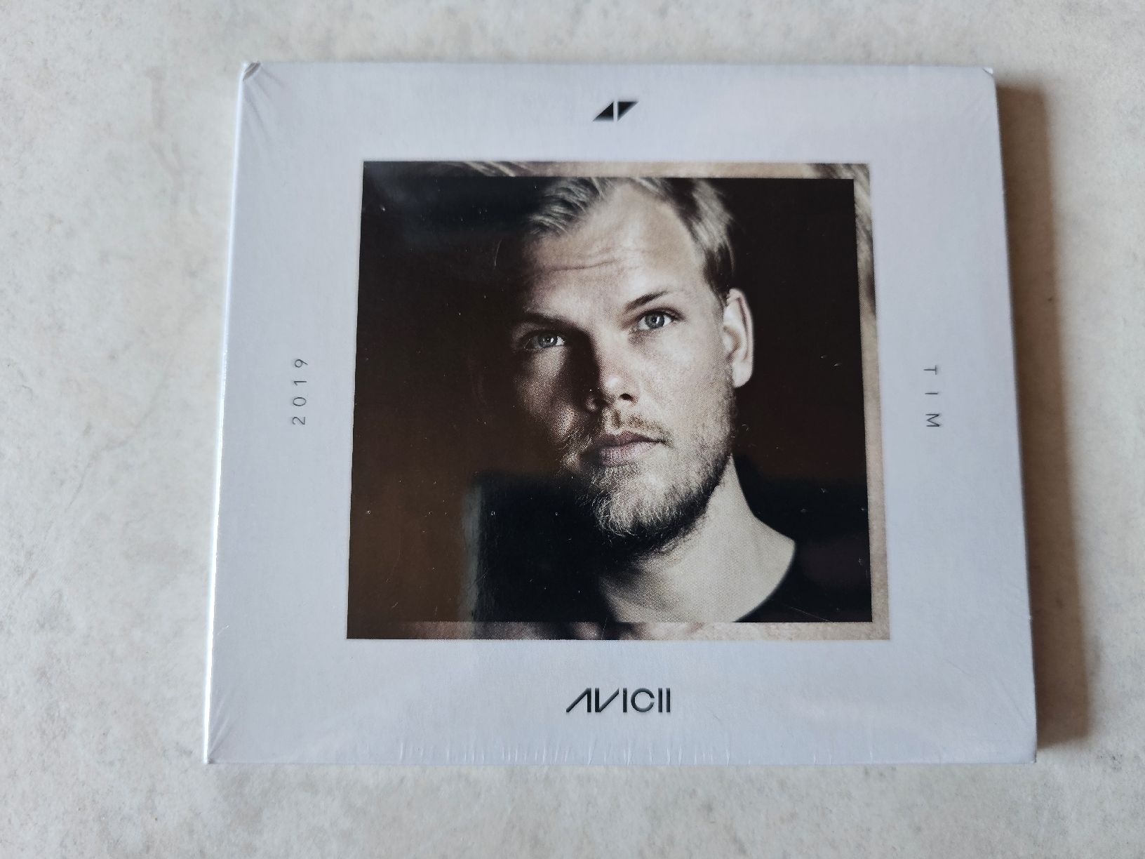CD: Avicii  -  Tim 2019  /  Fabrikneu – Nuovo e nell'imballaggio originale da Schneisingen venduto da backstore24
