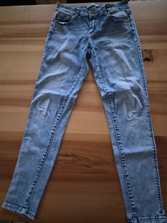 Schöne Damen Jeans Gr. 38, leichte Waschung,