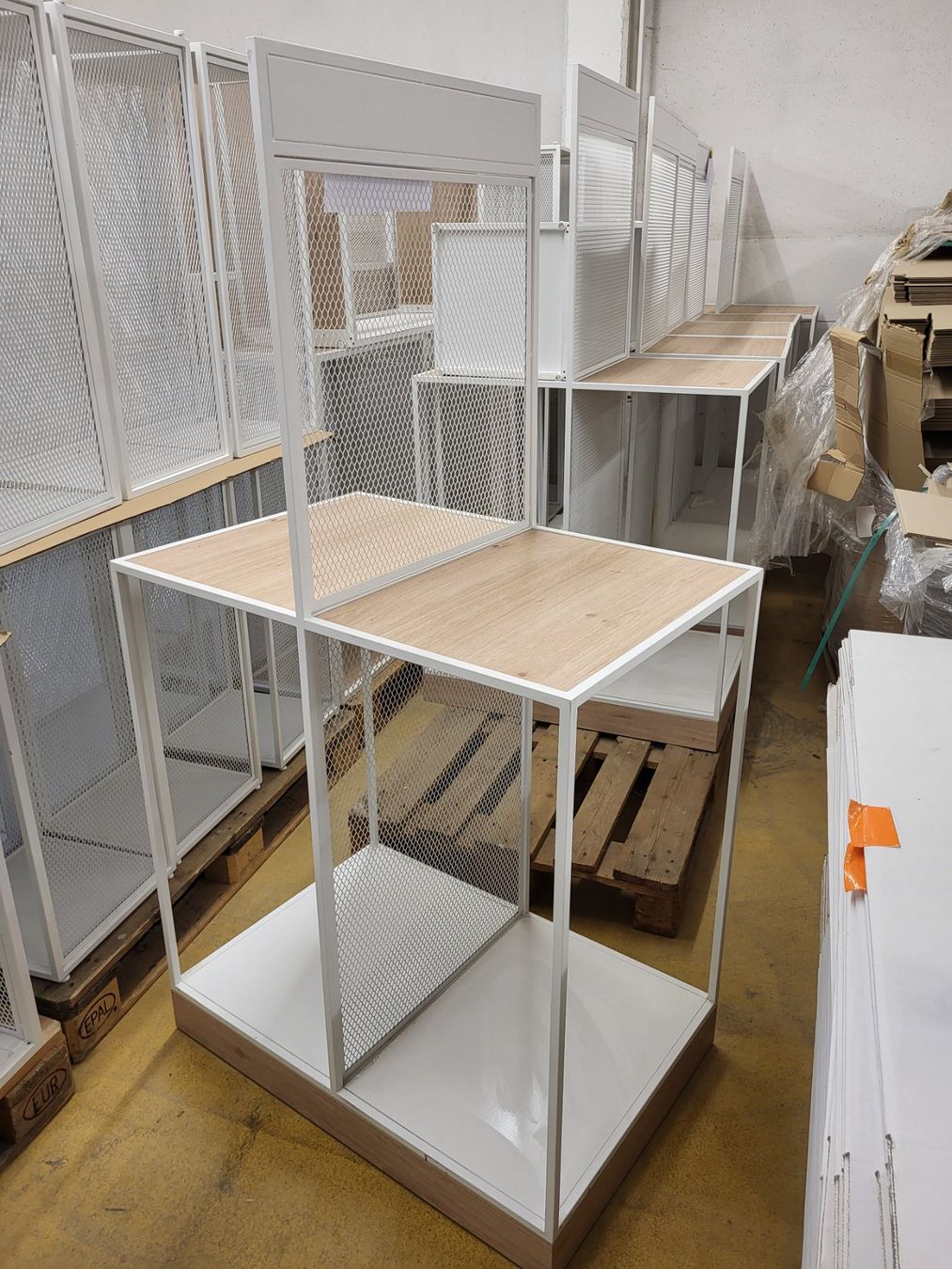 Ablagesysteme: Doppelseitiges Ausstellungsmöbel Holz/Metall – Gebraucht aus Diessenhofen von Osio 1
