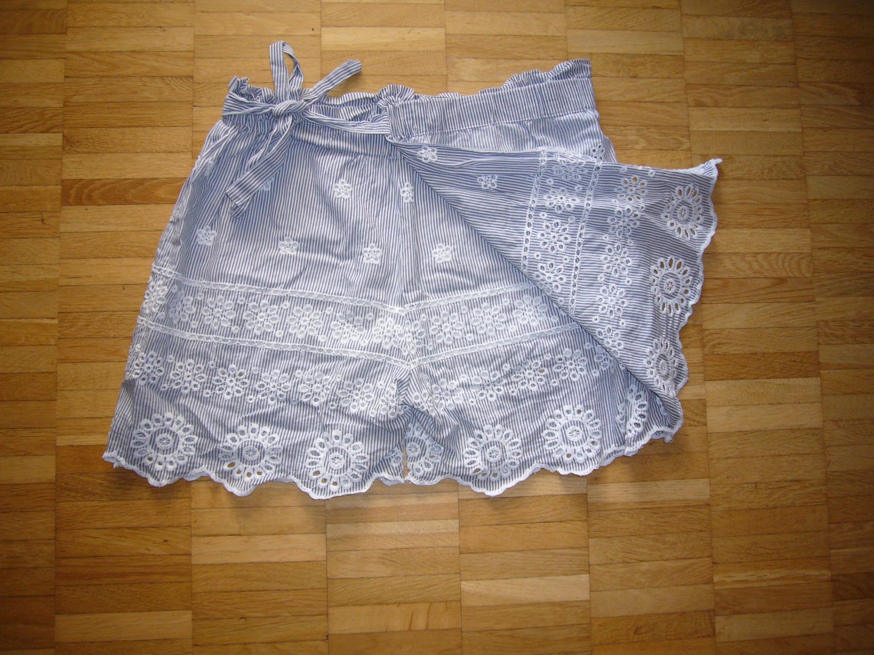 Hosen: Shorts, like Jupe, Gr.34, motivi – Gebraucht aus Uster von sanura01 1