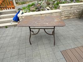 Jungendstil Metalltisch