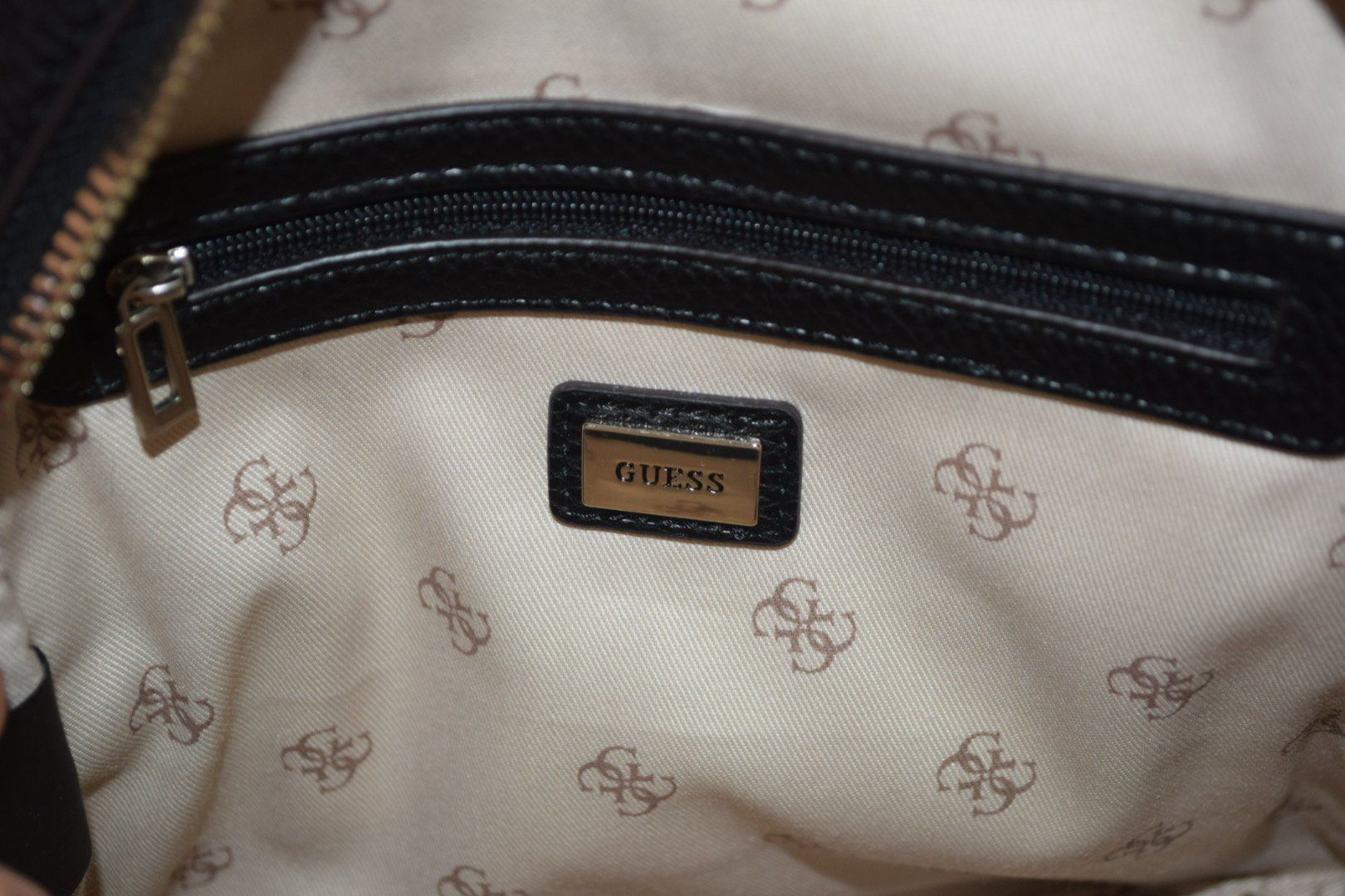 Guess Zaini: Guess Rucksack Weiss Rosa Schwarz – Usato da St. Gallen venduto da Lena_T 3