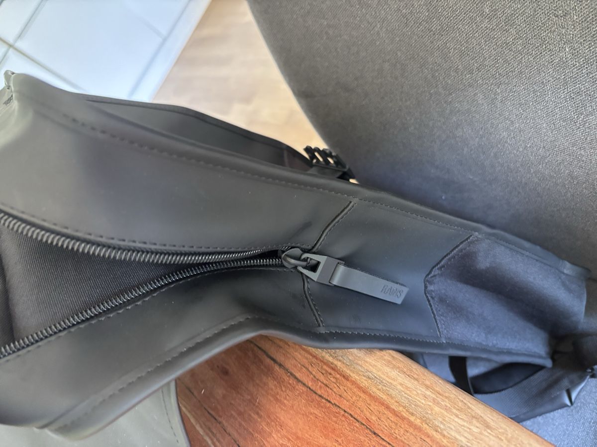 Rains Rucksäcke: Neuwertiger schwarzer Rains Rucksack – Neu (gemäss Beschreibung) aus Bern von gwilla 3