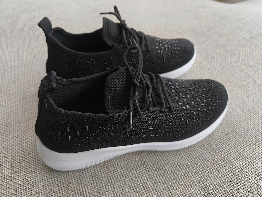 Damenschuhe: Schwarze Sneaker mit Glitzersteinen Gr. 38 – Gebraucht aus Nänikon von Manta87