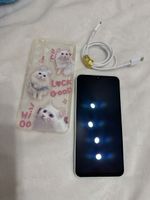 Samsung Galaxy A16 Huelle mit Katzenmotiv und Ladekabel