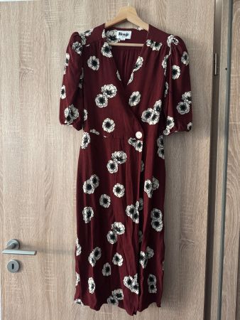 Robe Rouje mi-longue bordeaux à fleurs