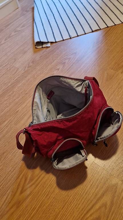 Taschen für Damen: Kipling Tasche weinrot – Gebraucht aus St. Gallen von AnMaKo 1