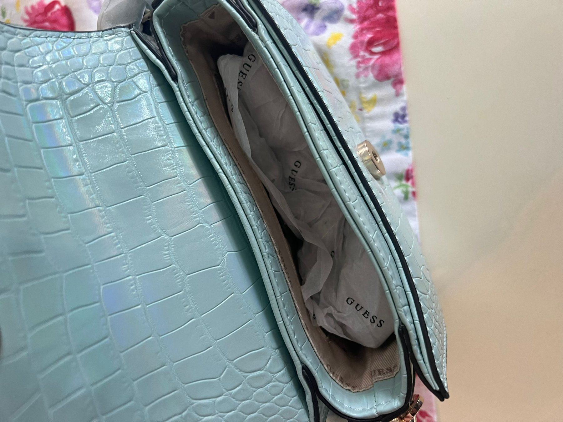 Guess Taschen für Damen: Guess mini Bag in blue Ice Neuwertig – Neu und originalverpackt aus zürich von Mielles 5