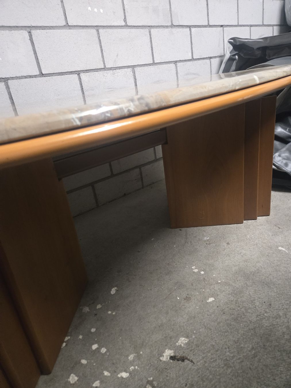 Tavoli: Marmor-Tisch mit Holzfuss, Top Design – Usato da Sennwald venduto da RobinVKT