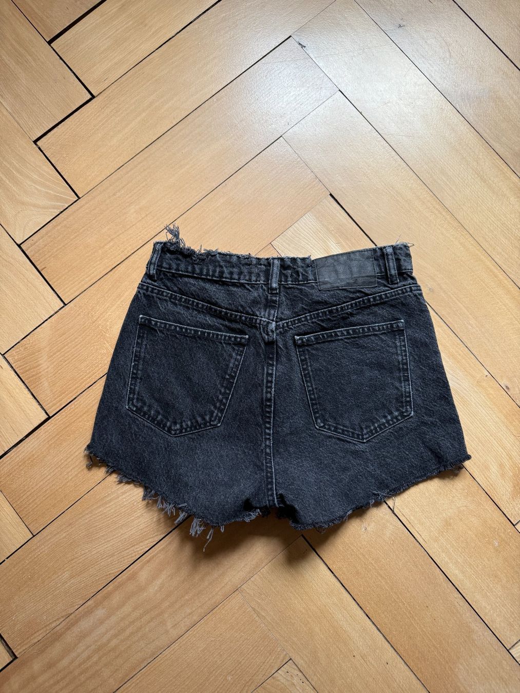 Zara Jeans: ZARA - Jeansshorts schwarz 38 – Usato da Zürich venduto da Diazaio 2