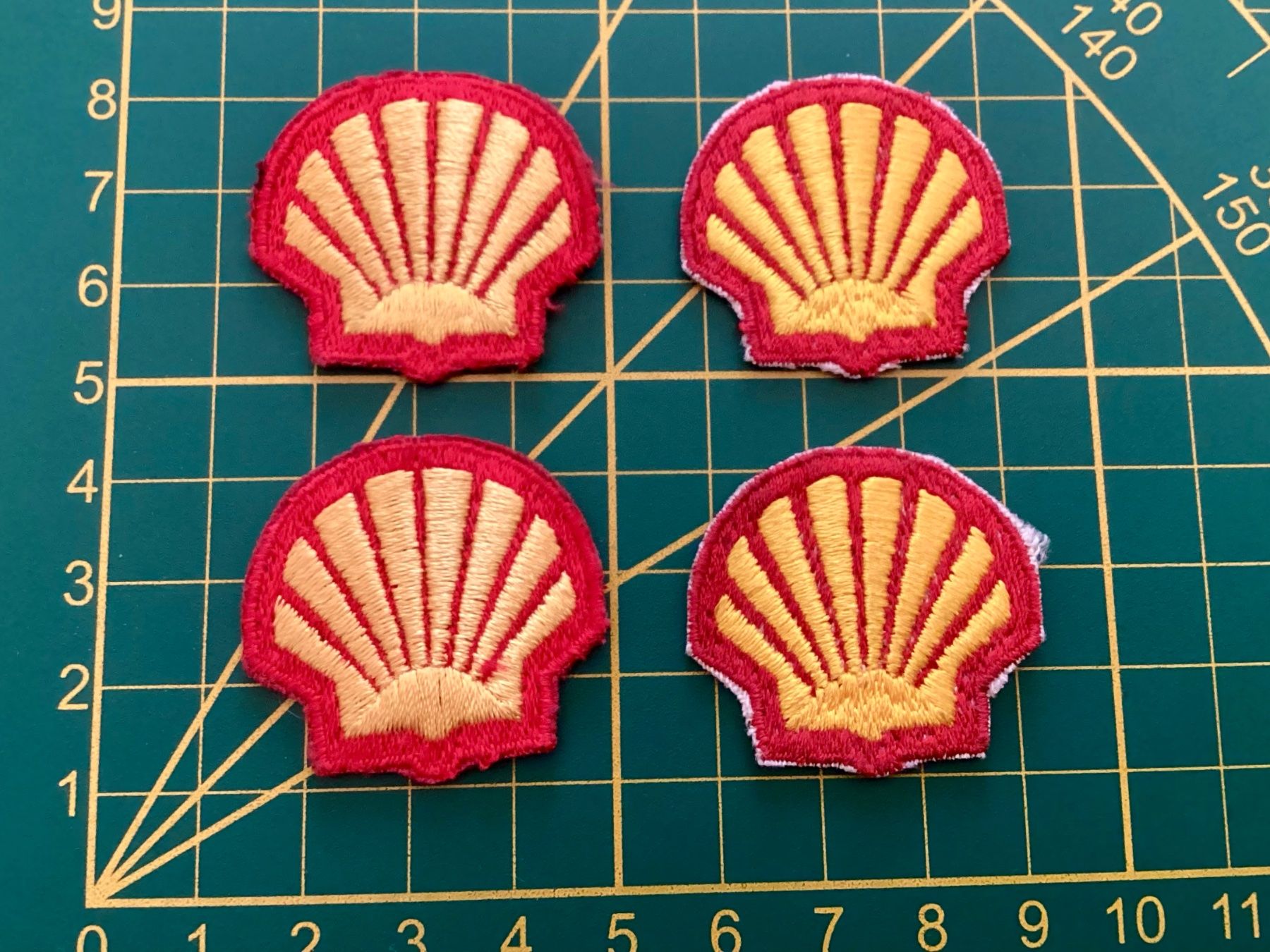 Placchette & Badge: Shell. Vier kleine Wappen aus Stoff. – Nuovo (secondo la descrizione) da Vacallo venduto da G1965