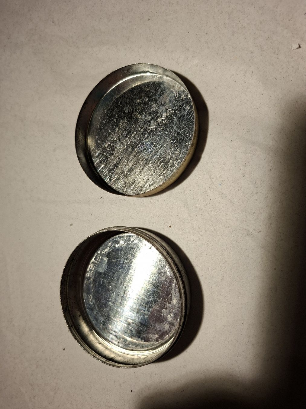 Barattoli: Antike Lanolin Dose Metall leer – Usato da Klingnau venduto da vollmond36 3