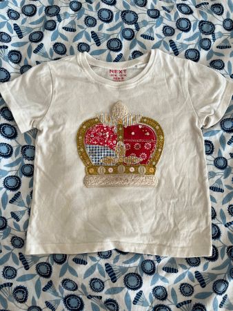 Kronen-T-Shirt, mit Pailletten, Next, Größe 104