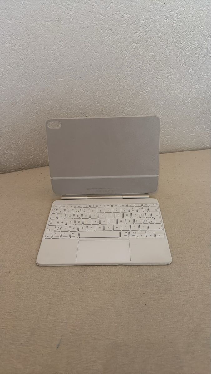 Apple Tastiere: Apple Magic Keyboard for iPad Air 11 Zoll hellgrau – Usato da Aedermannsdorf venduto da steven137516