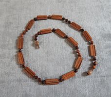 Perlenkette aus Holz