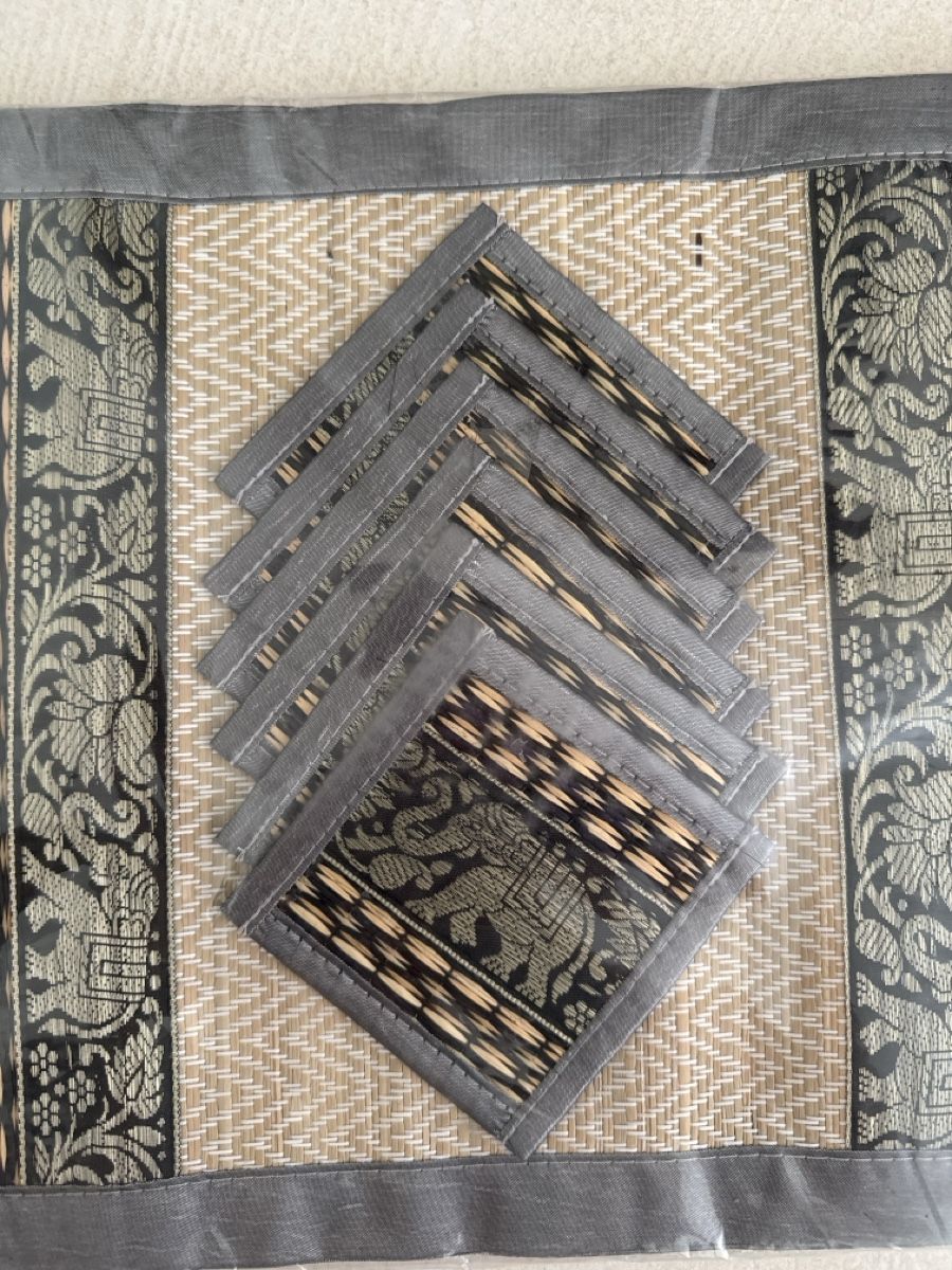 Tessuti: Reed Placemat & Coaster Set - NEW  – Nuovo e nell'imballaggio originale da Corsier GE venduto da Arca_ReLife 1