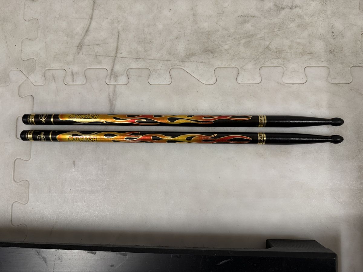 Strumenti musicali: Trommel-Übungspad & Drumsticks – Usato da Schwyz venduto da Aasterix 1