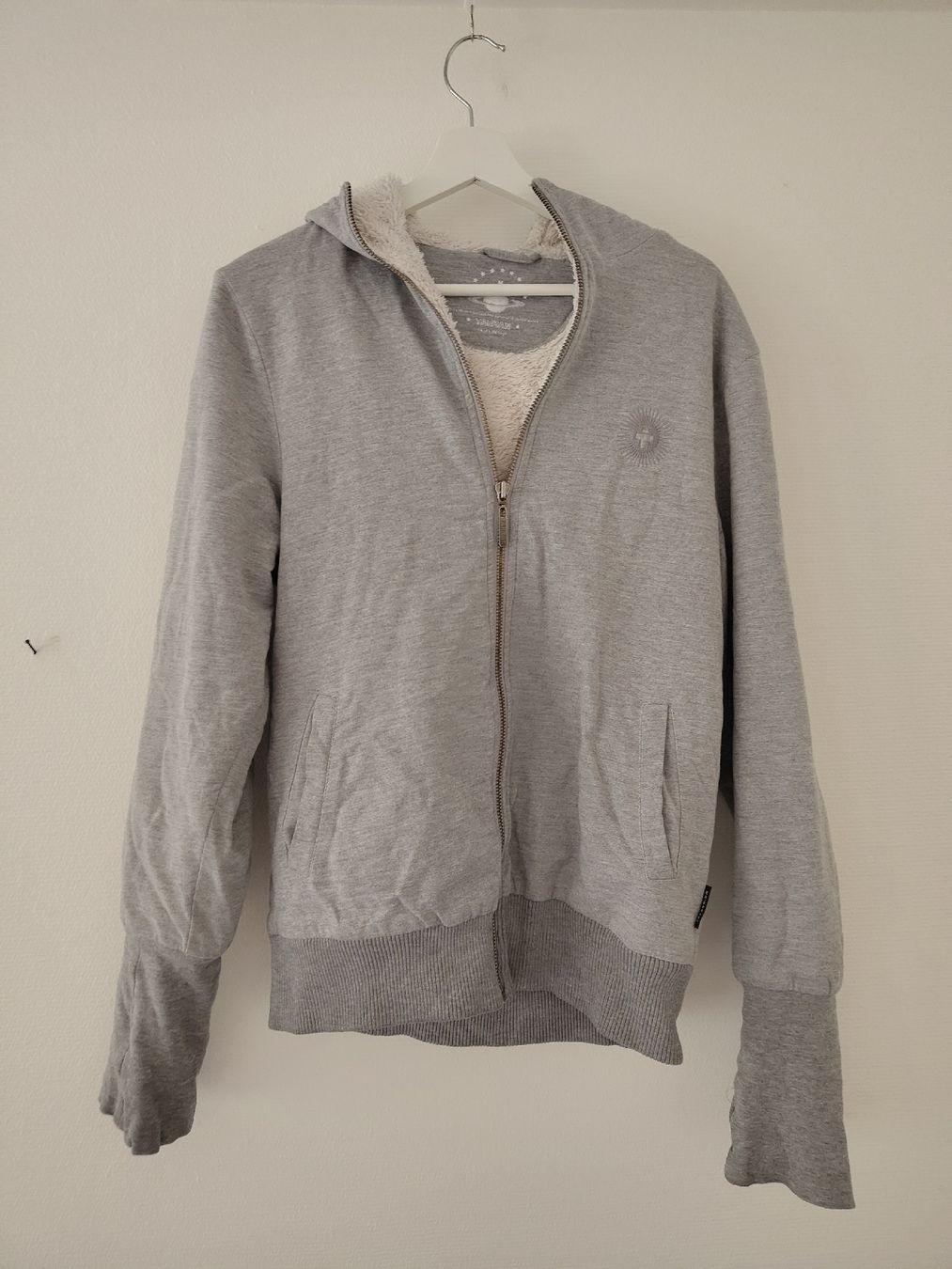 Maglioni & Felpe: Grauer Kapuzenpullover TARZAN Lammfell-Optik Grösse M – Usato da Zürich venduto da s_a11