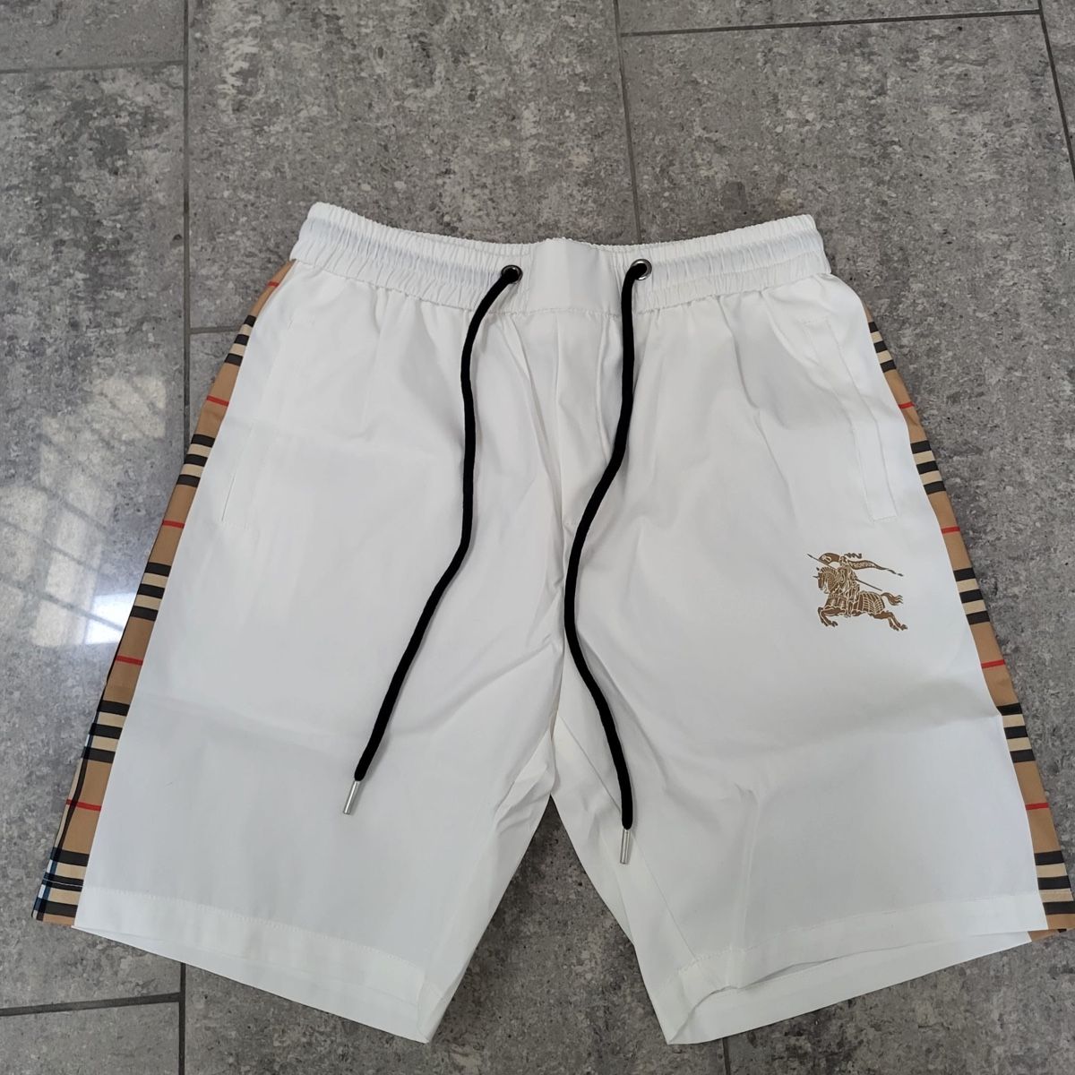 Burberry Pantalons: Burberry shorts – Neuf (Voir description) à Allschwil par lor_6cgq