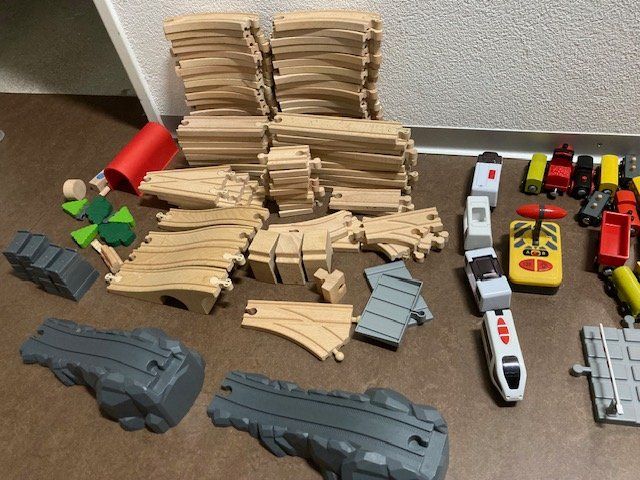 Elektrische Holzeisenbahn Für Kinder - Magnet-Lok Mit Beweglichen Figuren & Sound