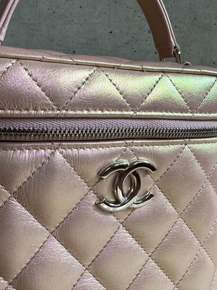Chanel Taschen für Damen: CHANEL Iridescent Quilted Top Handle Vanity Sac Tasche – Neu (gemäss Beschreibung) aus Kriens von hannaandkiko 8