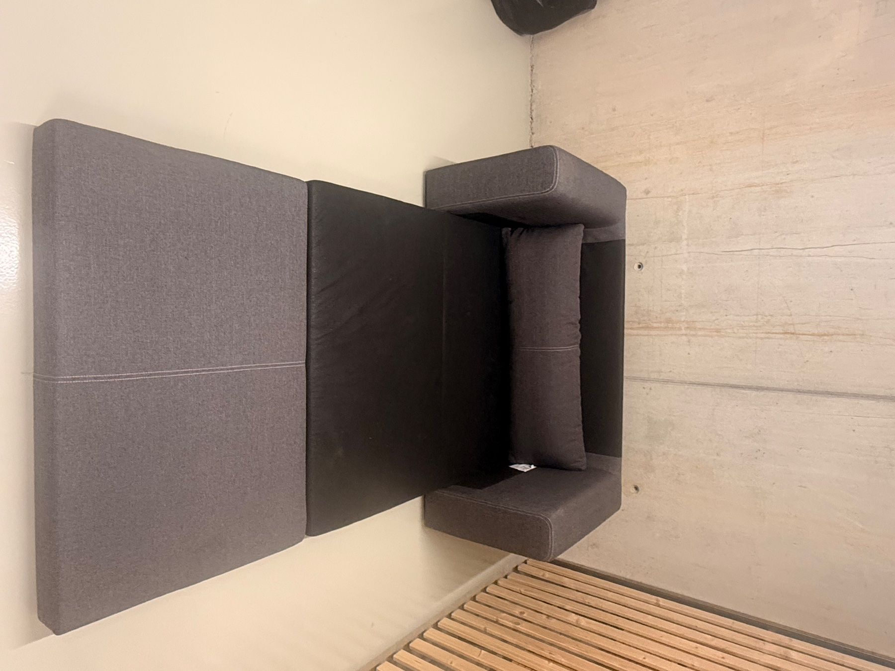 Sofas: Schlafsofa grau Stoff ausziehbar – Gebraucht aus Jona von Fenstermodus 2