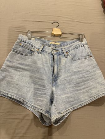 Levi’s mom shorts 