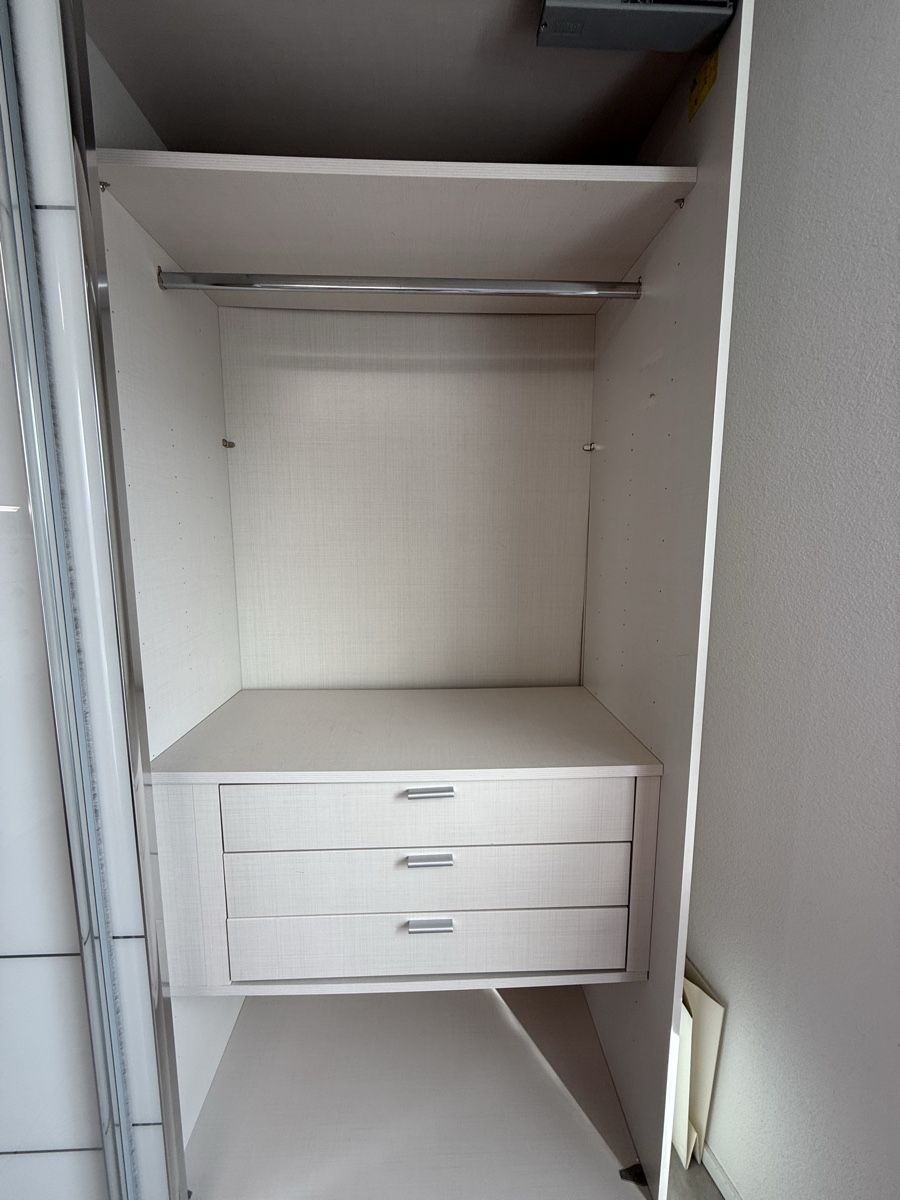 Schränke: Moderner Kleiderschrank mit Schiebetüren & Glasfront – Neu (gemäss Beschreibung) aus Lengnau BE von aya_2tvj 3