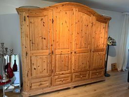Grosser Bauernschrank, eine Kommode, zwei kleine Kommoden