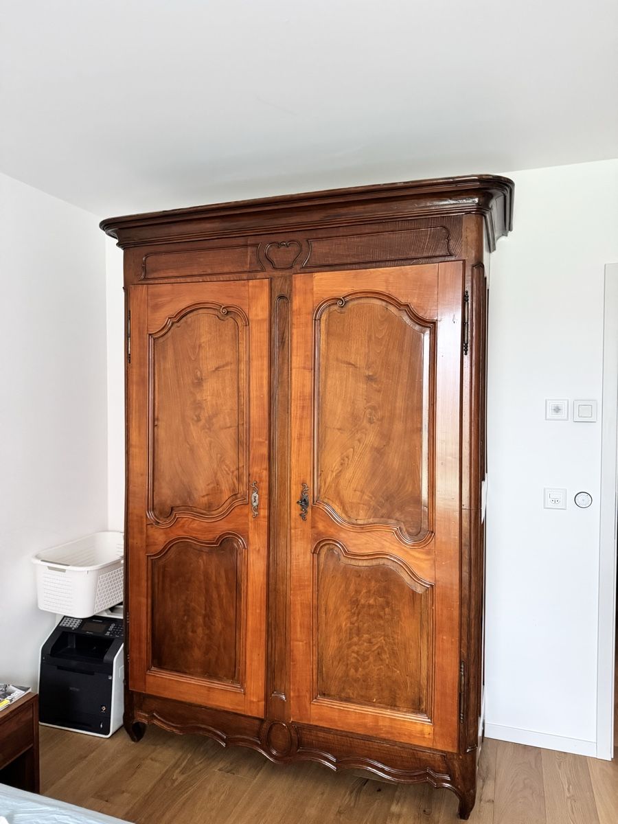Armadi: Armoire genevoise en noyer  – Usato da Gland venduto da isa_g01
