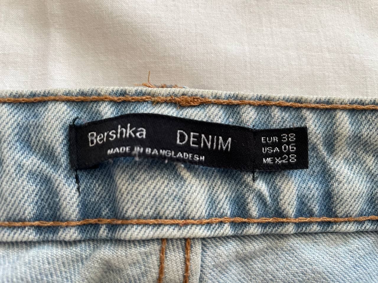 Bershka Jeans: Bershka Mom Jeans mit Rissen – Usato da Adliswil venduto da N3er4 2