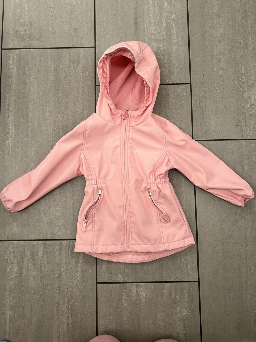 Giacche & Cappotti: Softshell Jacke Mädchen Gr.104 Guter Zustand – Nuovo (secondo la descrizione) da Bergdietikon venduto da Katja_Toretto