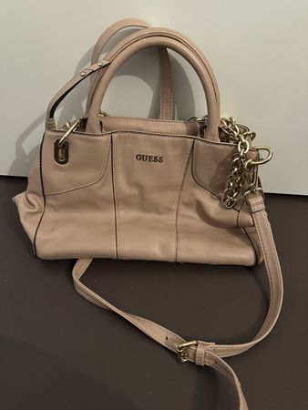 Guess Handtasche Rosa mit goldener Kette – Top Herbststyle!