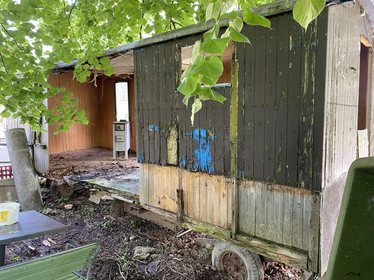 Anhänger: Bauwagen mit Holzaufbau – Defekt aus Dussnang von  3