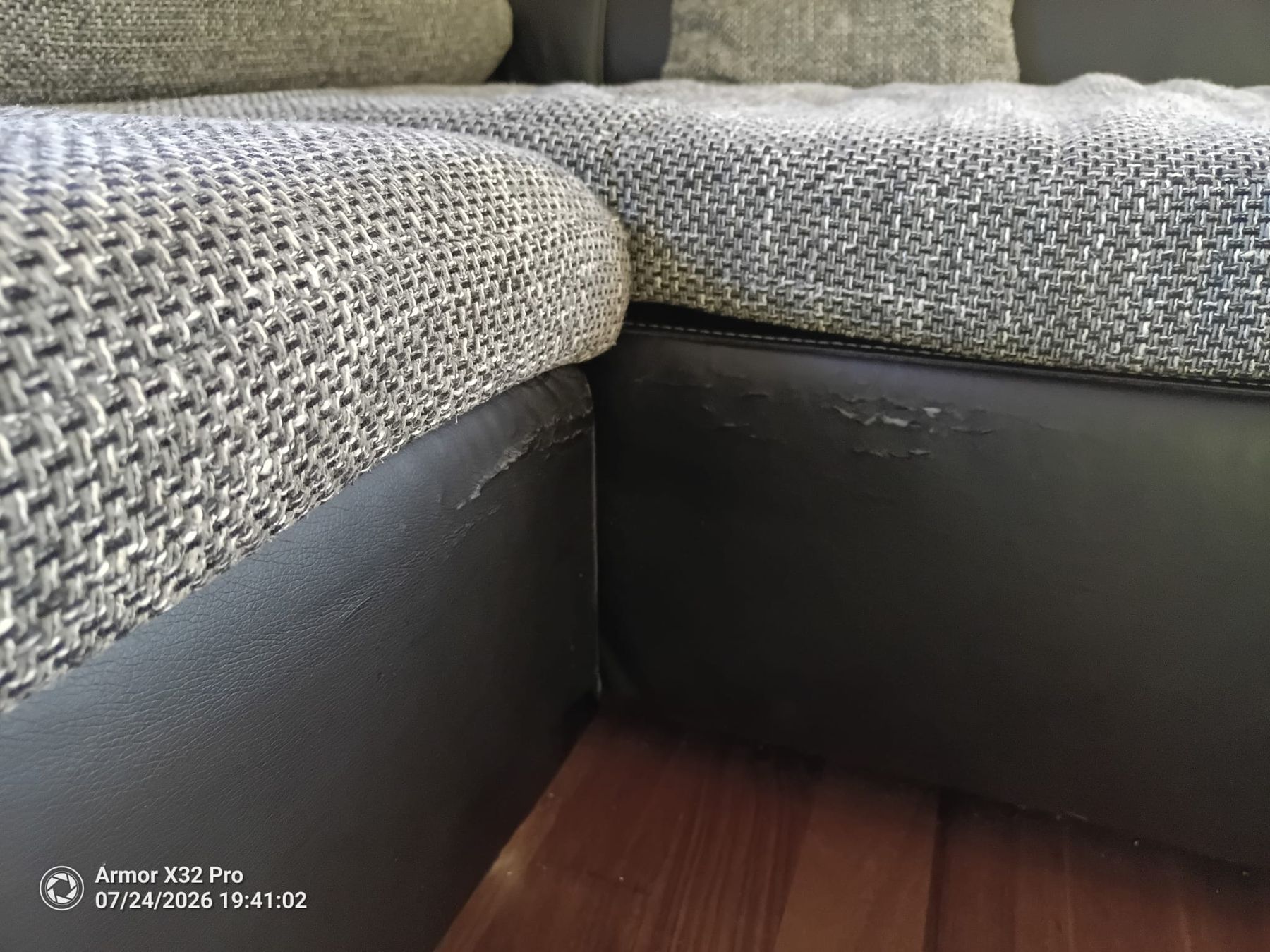 Sofas: Ecksofa grau Stoffkombination Lederoptik  – Gebraucht aus Altikon von NSGT-R 2