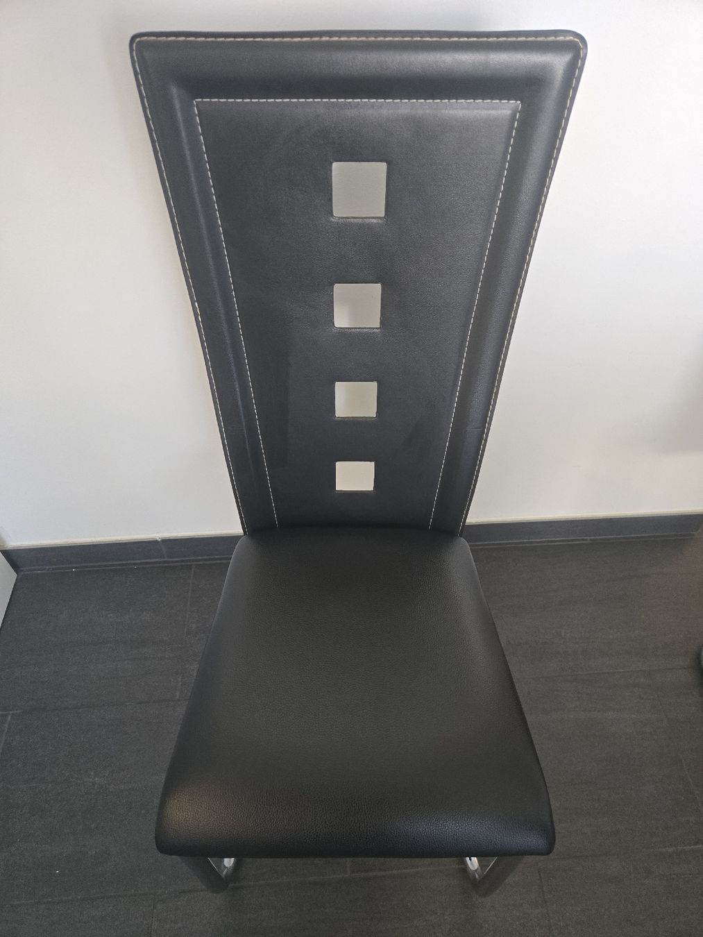 Stühle: ZU VERSCHENKEN!!! Stühle aus schwarzem Kunstleder. – Gebraucht aus Binningen von a_b_7x2x 1