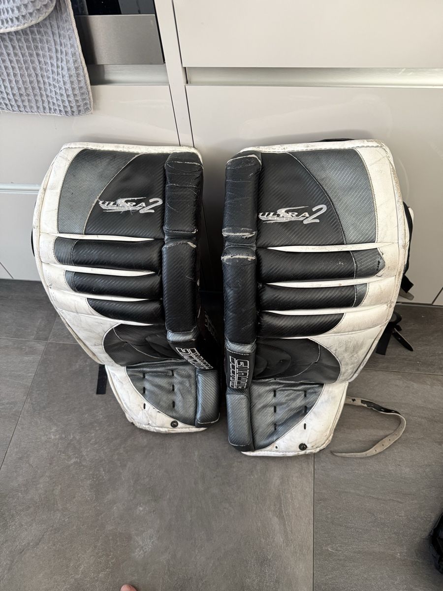Schutz & Schoner: Golieschoner Eis-,Inlinehockey Grösse L, mit Riemen – Gebraucht aus Lachen SZ von marc_ru85