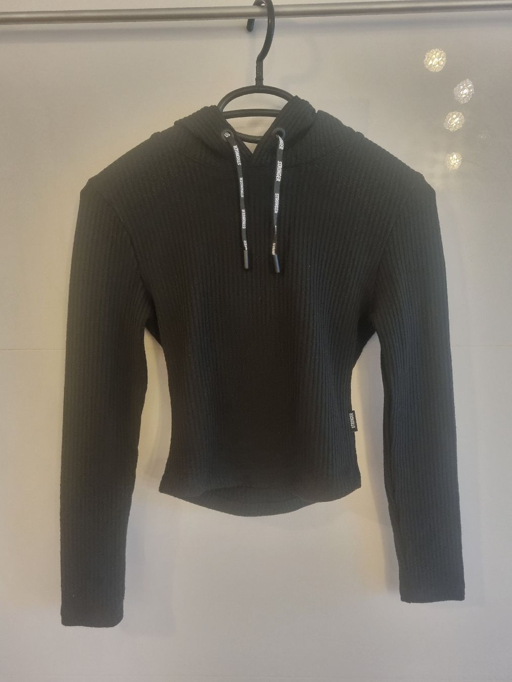 Maglioni & Felpe: Schwarzer Kapuzenpullover von Stronger, Grösse S – Nuovo (secondo la descrizione) da Thalwil venduto da Tigerlily1992