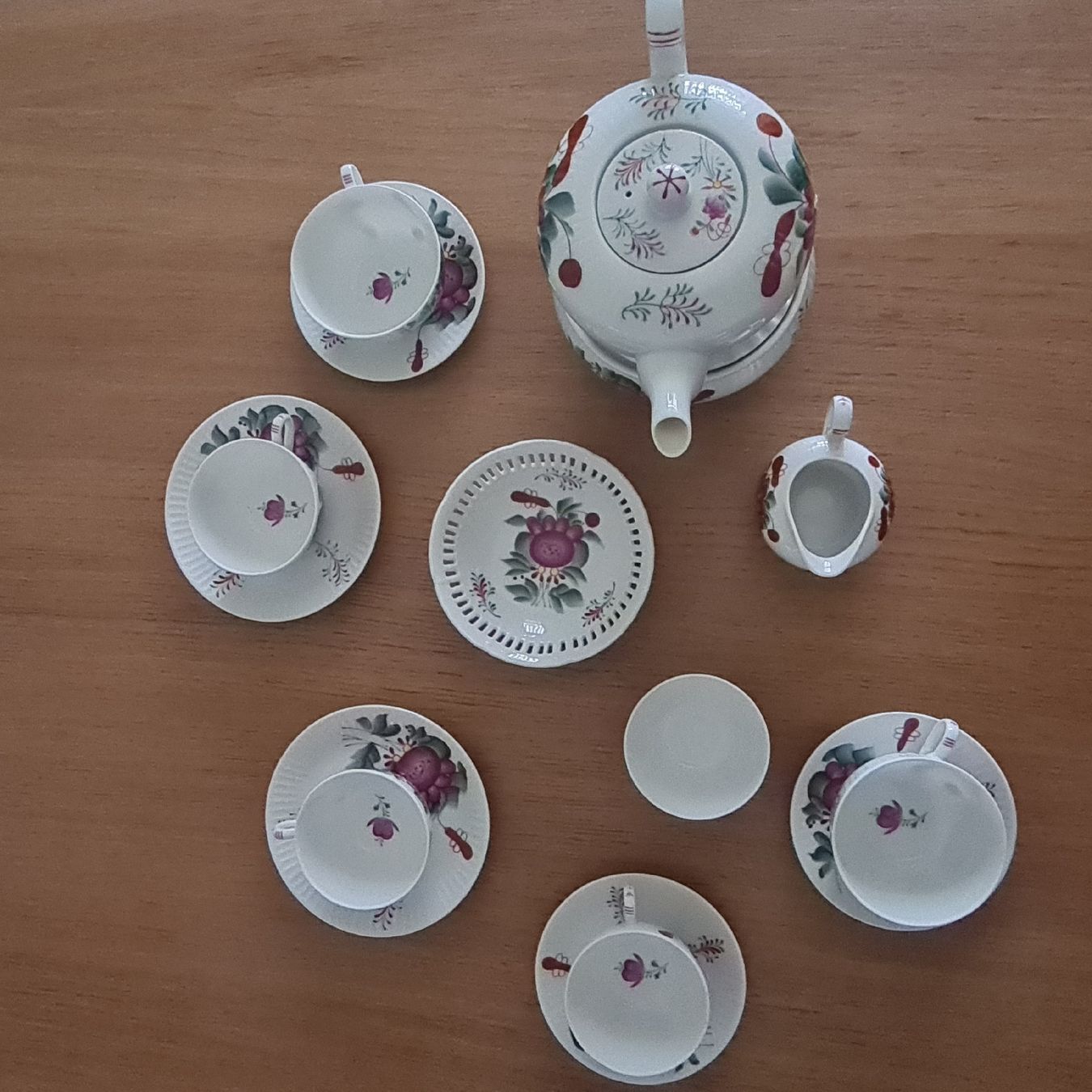 Set di piatti: Teeservice Ostfriesland  – Usato da Basel venduto da Piscosour01