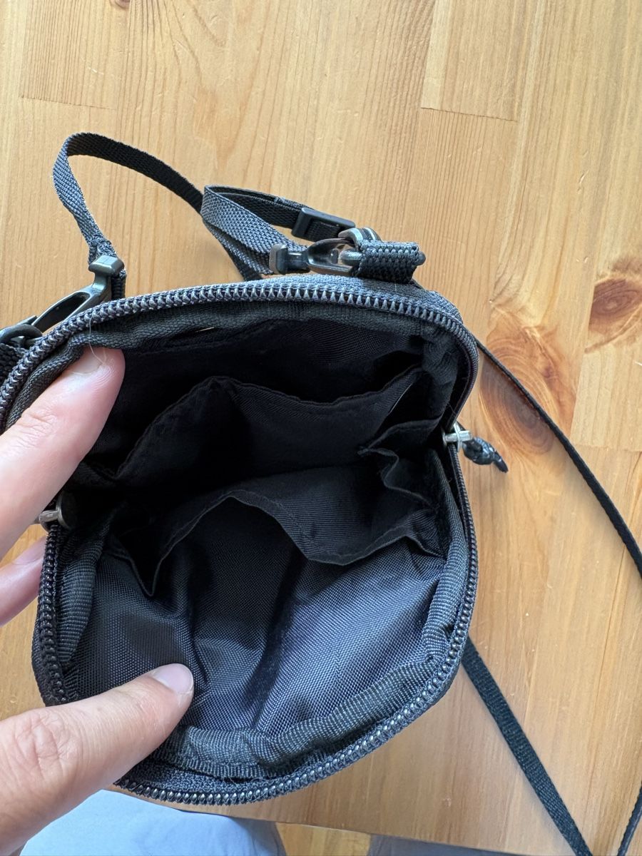Eastpak Borse: Eastpak cross bag in black – Nuovo (secondo la descrizione) da Lausanne venduto da mar_s2w8 1