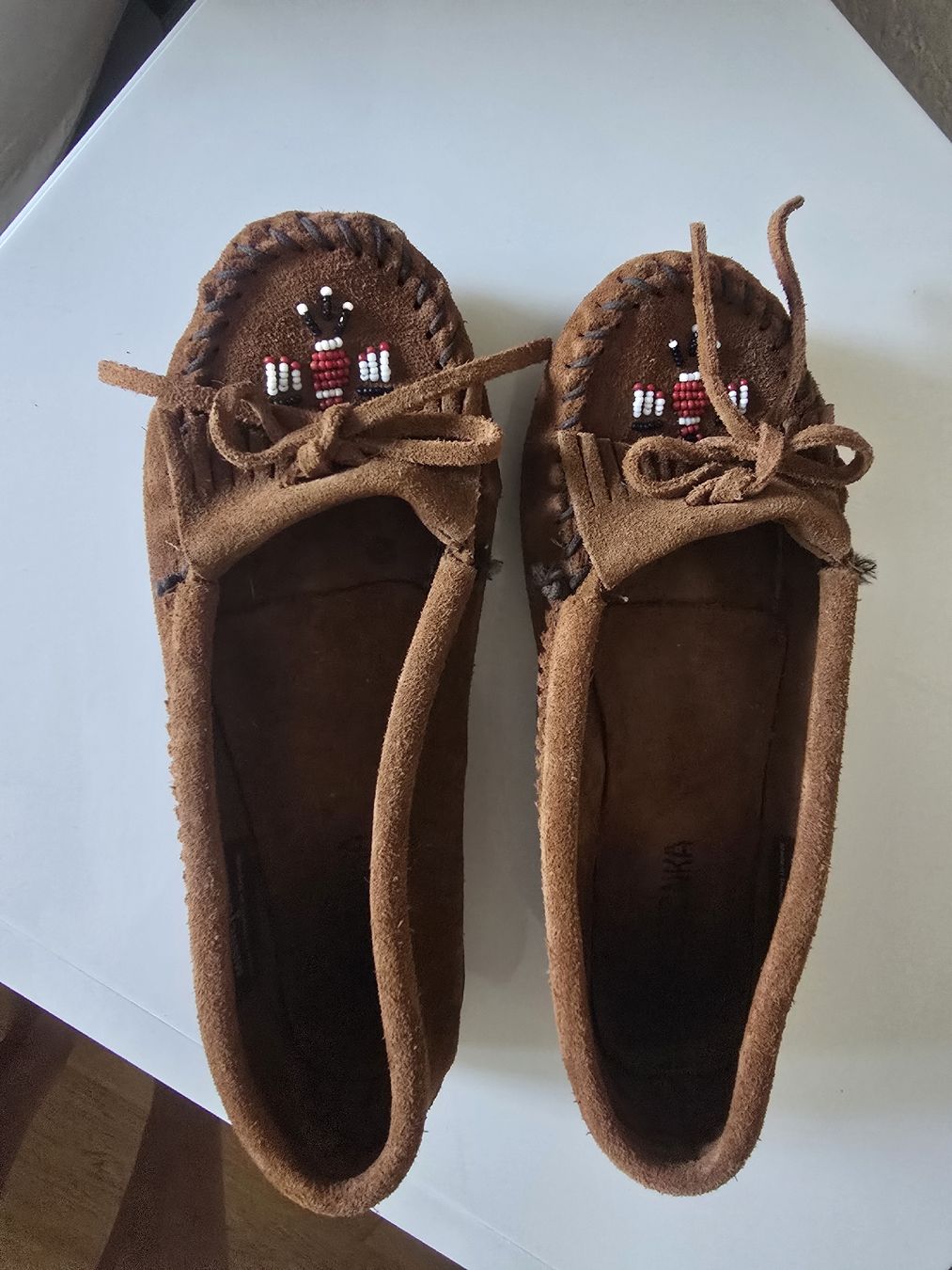 Chaussures femmes: Minnetonka Mokassins braun mit Perlen Grösse 39 – D'occasion à Thalwil par Nikkita2