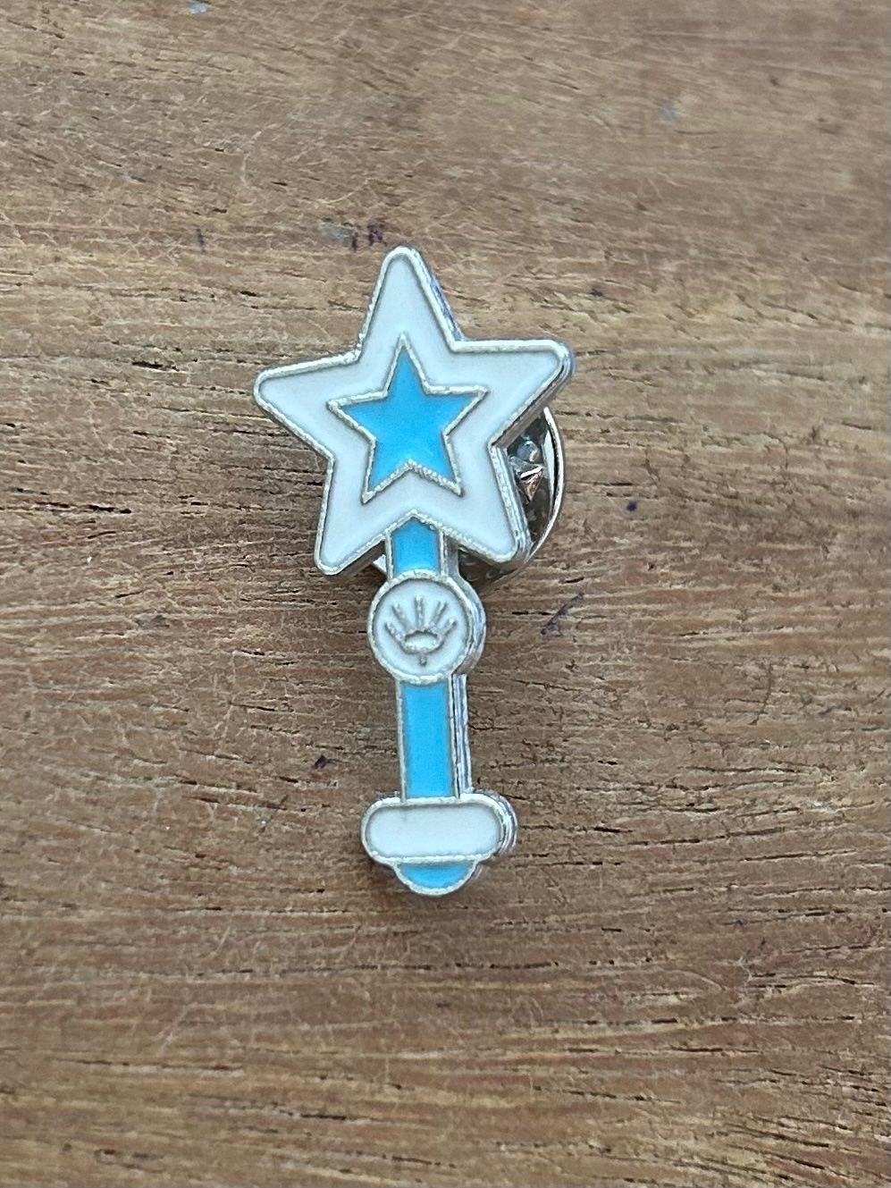 Plaketten & Abzeichen: Pin Zauberstab – Neu und originalverpackt aus Geneve von vane267