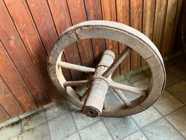 Altes Holzwagenrad, Speiche fehlen, Durchmesser ca. 63 cm