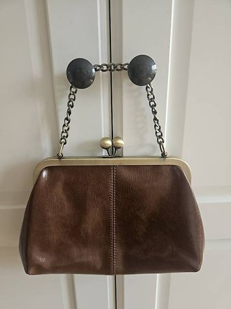 Kleine braune Tasche mit Bügelverschluss